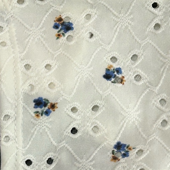 Windsor Women's White and Floral Front Lace Up Top Size Medium - Picture 6 of 11